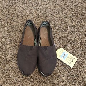 NWT Toms slip-on shoes